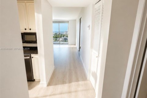Condominio en alquiler en Hallandale Beach, Florida, 1 dormitorio, 75.9 m2 № 2087296 - foto 6