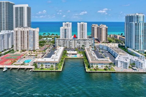 Condominio en Hallandale Beach, Florida, 1 dormitorio  № 2087296
