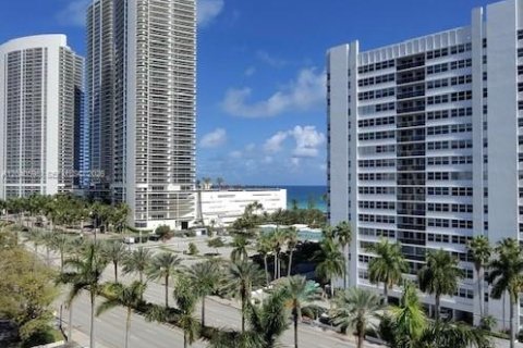 Condominio en alquiler en Hallandale Beach, Florida, 1 dormitorio, 75.9 m2 № 2087296 - foto 14