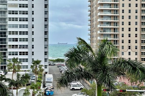 Condominio en alquiler en Hallandale Beach, Florida, 1 dormitorio, 75.9 m2 № 2087296 - foto 2