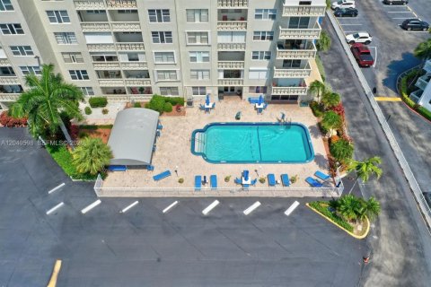 Condominio en alquiler en Hallandale Beach, Florida, 1 dormitorio, 75.9 m2 № 2087296 - foto 19