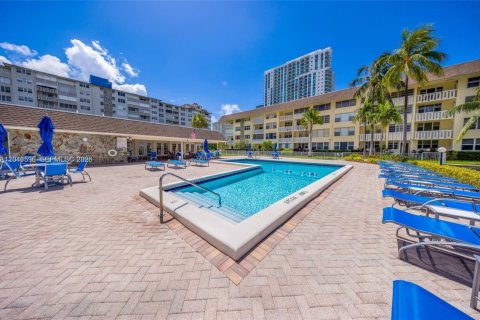 Condominio en alquiler en Hallandale Beach, Florida, 1 dormitorio, 75.9 m2 № 2087296 - foto 23