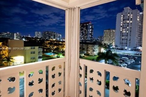 Condominio en alquiler en Hallandale Beach, Florida, 1 dormitorio, 75.9 m2 № 2087296 - foto 16