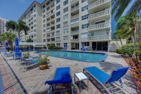 Condominio en alquiler en Hallandale Beach, Florida, 1 dormitorio, 75.9 m2 № 2087296 - foto 21