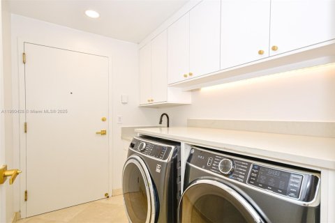 Condo in Bal Harbour, Florida, 2 bedrooms  № 1955056 - photo 13