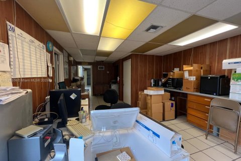 Commercial property in Hialeah, Florida № 1868108 - photo 10