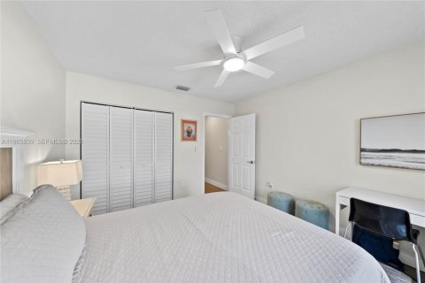 Casa en venta en Miami, Florida, 3 dormitorios, 141.4 m2 № 2028196 - foto 30