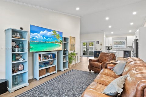 Casa en venta en Miami, Florida, 3 dormitorios, 141.4 m2 № 2028196 - foto 3