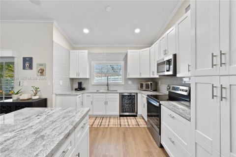 Casa en venta en Miami, Florida, 3 dormitorios, 141.4 m2 № 2028196 - foto 9