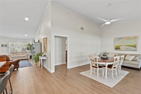 Casa en venta en Miami, Florida, 3 dormitorios, 141.4 m2 № 2028196 - foto 14