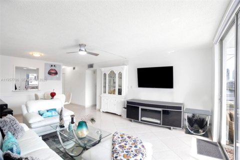 Copropriété à louer à North Miami Beach, Floride: 2 chambres, 103.12 m2 № 2011610 - photo 18