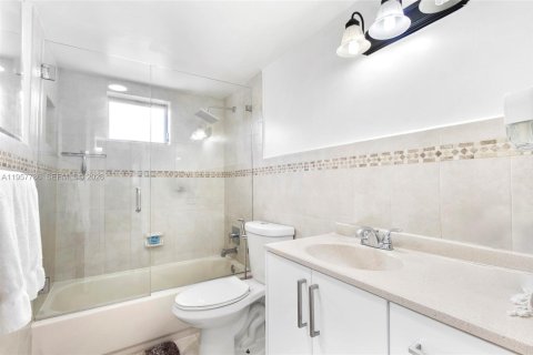 Copropriété à louer à North Miami Beach, Floride: 2 chambres, 103.12 m2 № 2011610 - photo 25