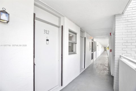 Copropriété à louer à North Miami Beach, Floride: 2 chambres, 103.12 m2 № 2011610 - photo 26