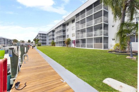 Copropriété à louer à North Miami Beach, Floride: 2 chambres, 103.12 m2 № 2011610 - photo 3
