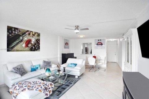 Copropriété à louer à North Miami Beach, Floride: 2 chambres, 103.12 m2 № 2011610 - photo 19