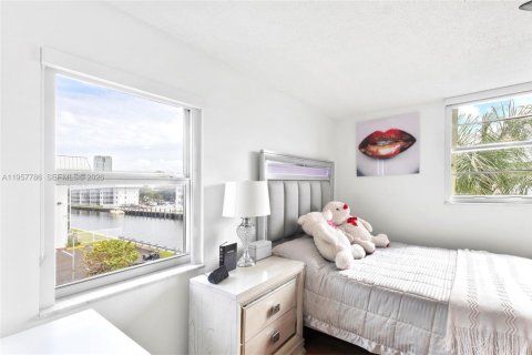 Copropriété à louer à North Miami Beach, Floride: 2 chambres, 103.12 m2 № 2011610 - photo 6