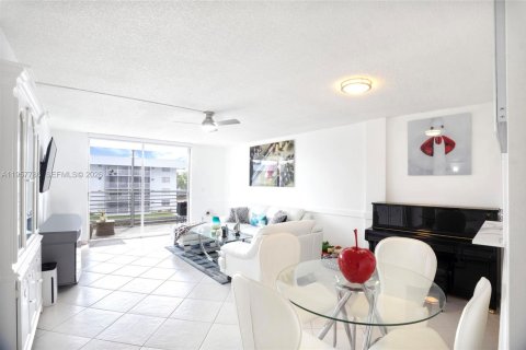 Copropriété à louer à North Miami Beach, Floride: 2 chambres, 103.12 m2 № 2011610 - photo 20