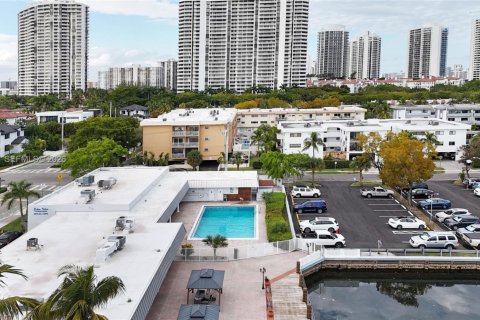 Copropriété à louer à North Miami Beach, Floride: 2 chambres, 103.12 m2 № 2011610 - photo 28