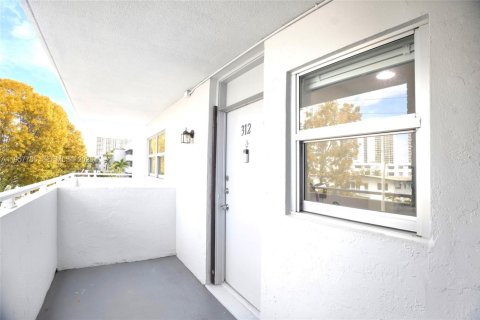 Copropriété à louer à North Miami Beach, Floride: 2 chambres, 103.12 m2 № 2011610 - photo 27