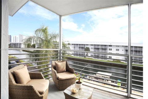 Copropriété à louer à North Miami Beach, Floride: 2 chambres, 103.12 m2 № 2011610 - photo 11