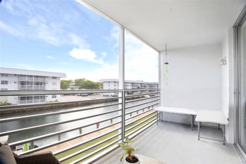 Copropriété à louer à North Miami Beach, Floride: 2 chambres, 103.12 m2 № 2011610 - photo 12
