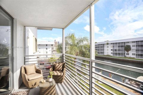 Copropriété à louer à North Miami Beach, Floride: 2 chambres, 103.12 m2 № 2011610 - photo 15