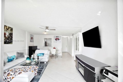 Copropriété à louer à North Miami Beach, Floride: 2 chambres, 103.12 m2 № 2011610 - photo 16