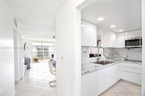 Copropriété à louer à North Miami Beach, Floride: 2 chambres, 103.12 m2 № 2011610 - photo 21