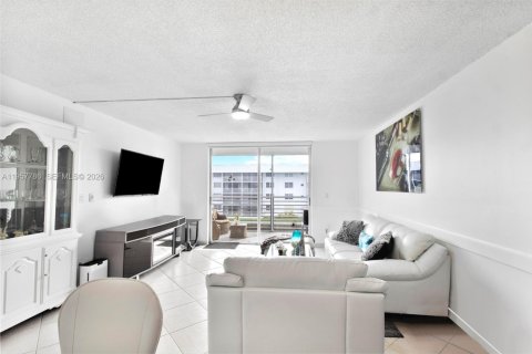 Copropriété à louer à North Miami Beach, Floride: 2 chambres, 103.12 m2 № 2011610 - photo 4