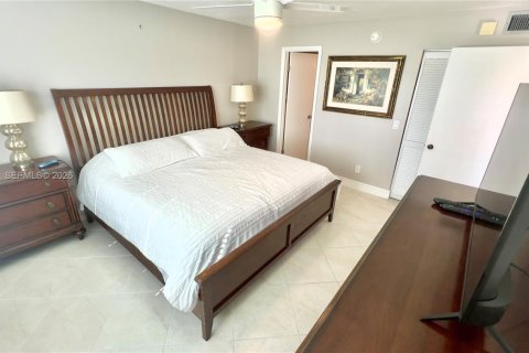 Condo in Naples, Florida, 2 bedrooms  № 2054363 - photo 8