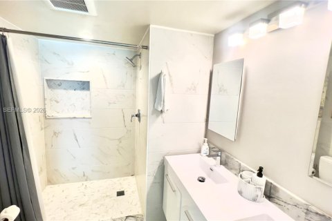 Condo in Naples, Florida, 2 bedrooms  № 2054363 - photo 9