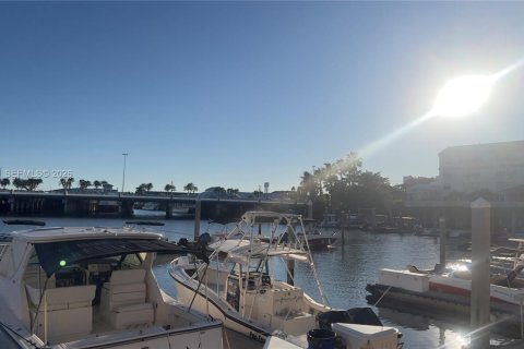 Condo in Naples, Florida, 2 bedrooms  № 2054363 - photo 22