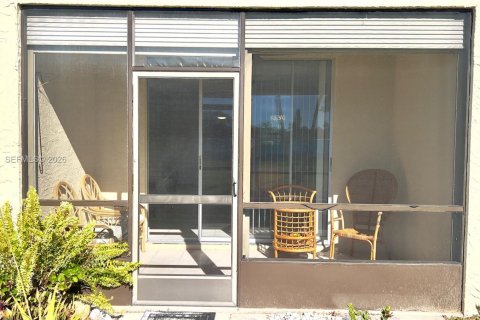 Condo in Naples, Florida, 2 bedrooms  № 2054363 - photo 15