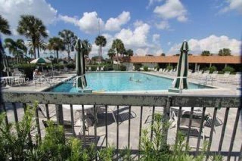 Condo in Naples, Florida, 2 bedrooms  № 2054363 - photo 17