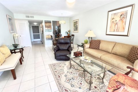 Condo in Naples, Florida, 2 bedrooms  № 2054363 - photo 4