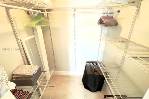 Condo in Naples, Florida, 2 bedrooms  № 2054363 - photo 10