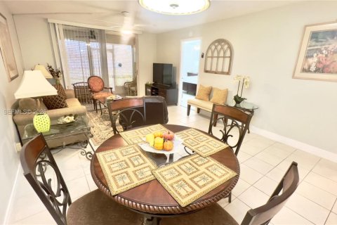 Condo in Naples, Florida, 2 bedrooms  № 2054363 - photo 16