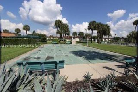 Condo in Naples, Florida, 2 bedrooms  № 2054363 - photo 18