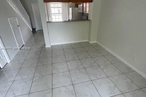 Снять в аренду таунхаус в Уэст-Палм-Бич, Флорида 2 спальни, 93.65м2, № 1998959 - фото 7