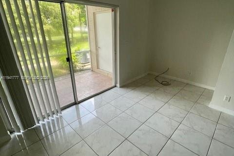 Снять в аренду таунхаус в Уэст-Палм-Бич, Флорида 2 спальни, 93.65м2, № 1998959 - фото 6