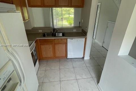 Снять в аренду таунхаус в Уэст-Палм-Бич, Флорида 2 спальни, 93.65м2, № 1998959 - фото 3