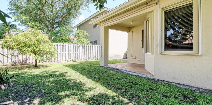 Casa en Pembroke Pines, Florida 4 dormitorios, 251.95 m2 № 1080525