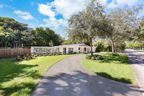 House in Pinecrest, Florida 4 bedrooms, 171.4 sq.m. № 2414748 - photo 6