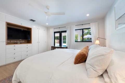 House in Pinecrest, Florida 4 bedrooms, 171.4 sq.m. № 2414748 - photo 27