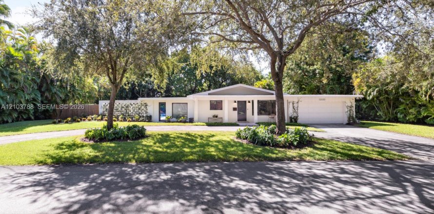 House in Pinecrest, Florida 4 bedrooms, 171.4 sq.m. № 2414748