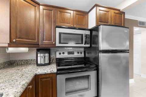Condo in Deerfield Beach, Florida, 1 bedroom № 2181289 - photo 9