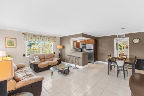 Condo in Deerfield Beach, Florida, 1 bedroom № 2181289 - photo 4