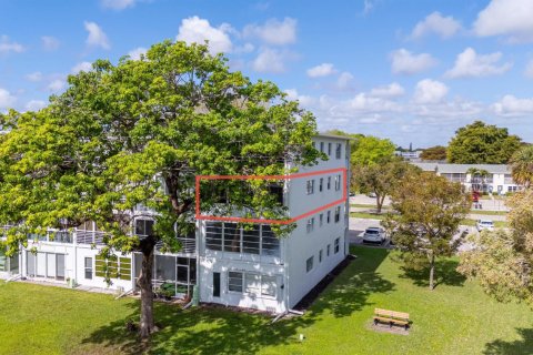 Condo in Deerfield Beach, Florida, 1 bedroom № 2181289 - photo 26