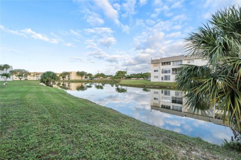 Condo in Sunrise, Florida, 2 bedrooms  № 1222666 - photo 1