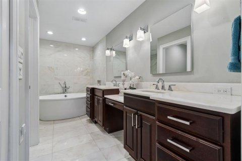 Townhouse in Saint Petersburg, Florida 3 bedrooms, 180.23 sq.m. № 2149383 - photo 15